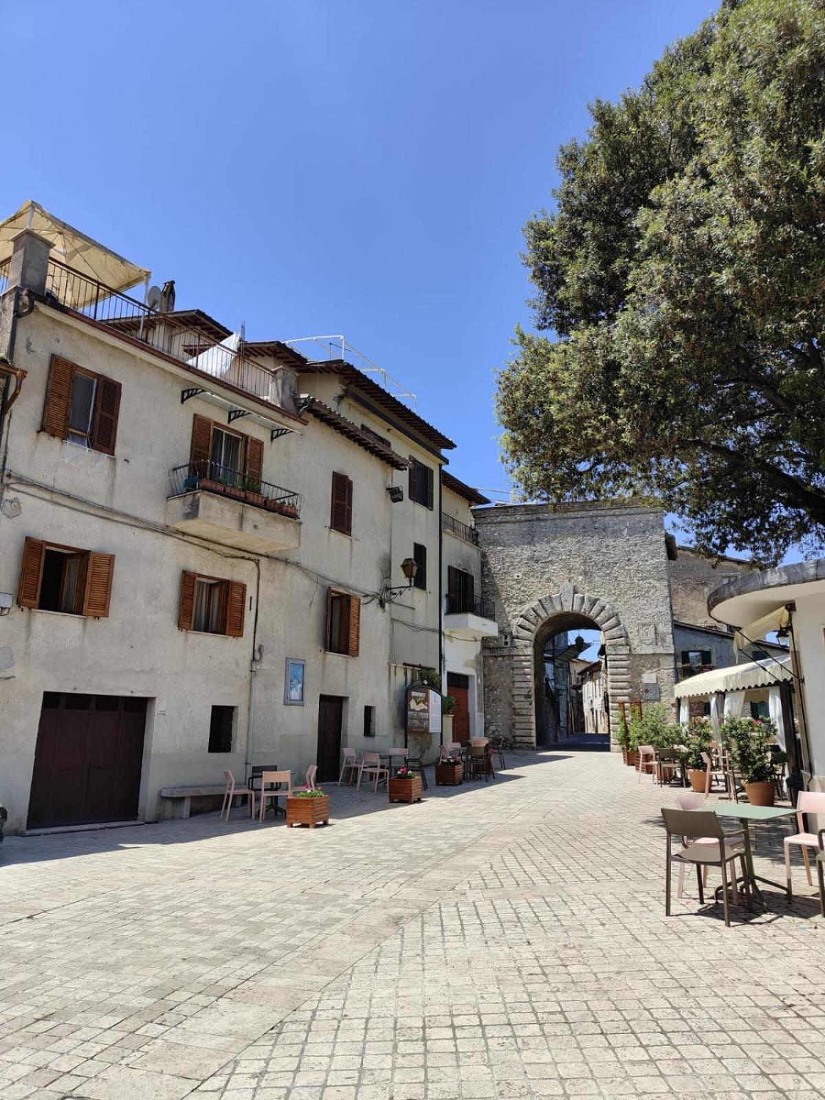 Апартаменты La Casa In Piazza Toffia Экстерьер фото